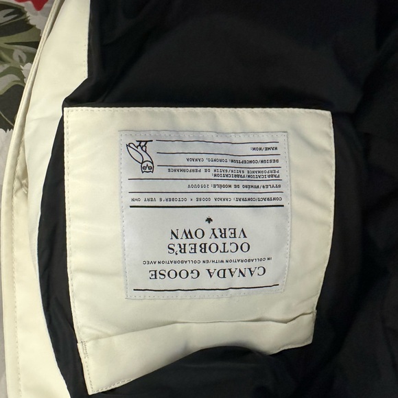 Canada Goose
Chilliwack
Bomber - White (OCTOBER'S
VERY OWN) - Picture 5 of 9